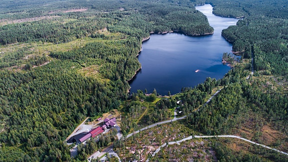 Årnes Vannverk SA ligger i naturskjønne omgivelser ved Dragsjøen i Nes kommune