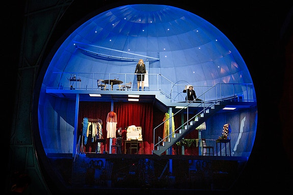 Bergen Nasjonale Opera produserer forestillinger av internasjonalt format, som Den glade enke 2.0 fra 2022 i samarbeid med Den Kongelige Danske Opera.