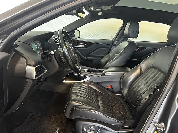 Jaguar F-PACE 10 of 28