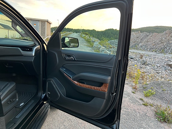 Chevrolet Suburban 30 of 30