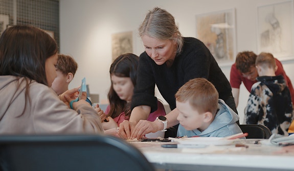 Nordnorsk kunstnersenter har hatt en nasjonalt ledende rolle i formidling av kunst til barn og unge. Janna Thöle-Juul er formidlingsleder ved senteret.
Foto: Christopher Brautaset.