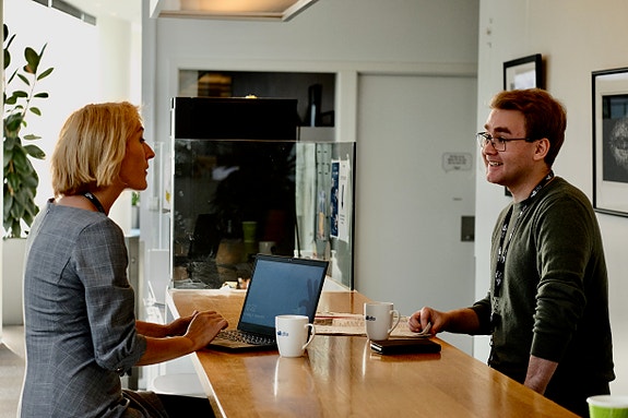 To kolleger som samarbeider