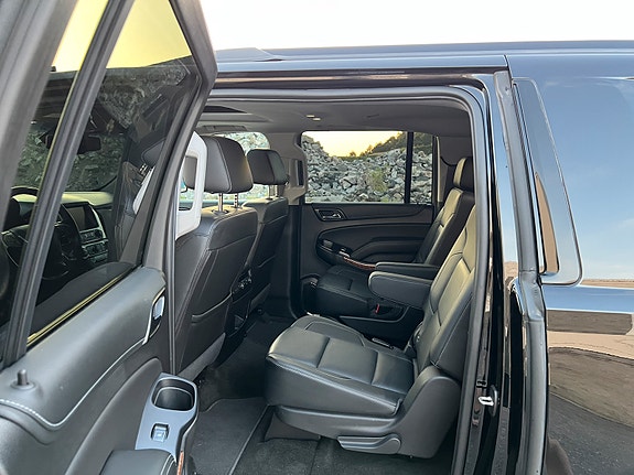 Chevrolet Suburban 25 of 30