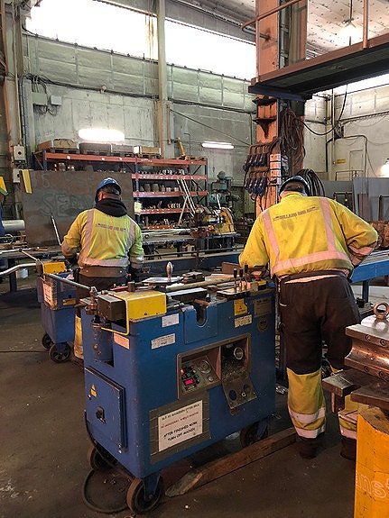 Rørleggere i arbeid på verksted