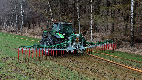 SlurryKat er en ledende leverandør av stripespredere og slepeslangeanlegg.