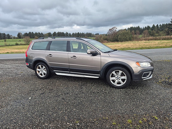 Volvo XC70 2 of 18