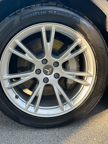 Tesla Model Y 28 of 30