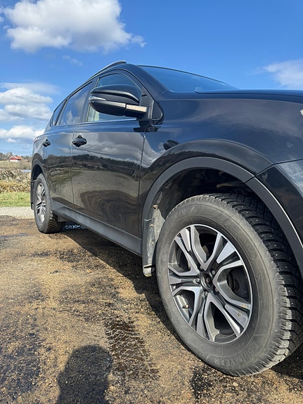 Toyota RAV4 4 of 5