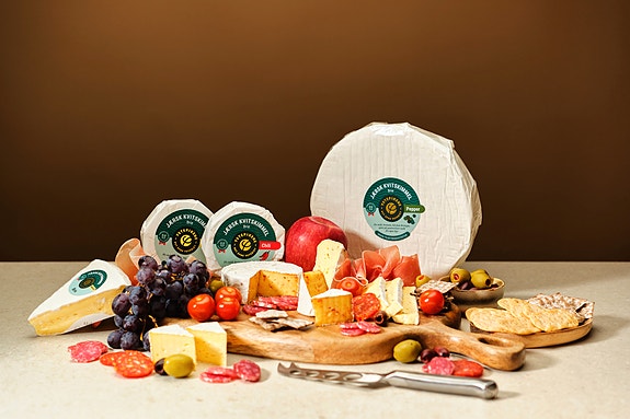 Jærsk Kvitskimmel - vår variant av Brie - kommer i flere smaker og format