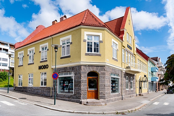 Vi holder til i Strandgata 5, kontoret til MOBO Eiendomsservice har inngang fra Olsmedbakken