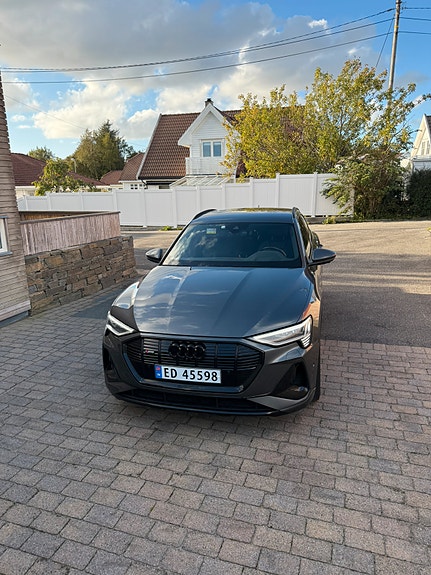 Audi e-tron Sportback 3 of 5