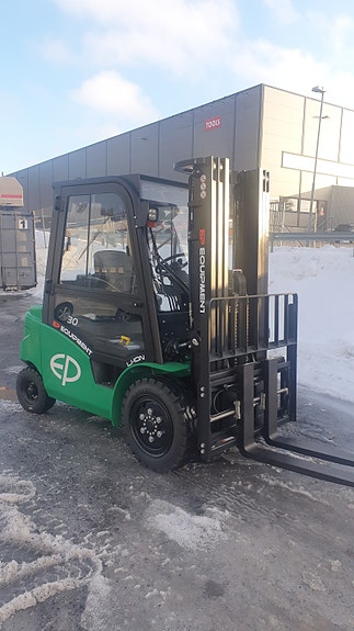 EP EFL353 - FRI FRAKT - (NY) Elektrisk truck med lithium batteri. 4,8 M løfte høyde med fri løft mast, sideskift og spreder. Godt utstyrt! LAGERVARE!