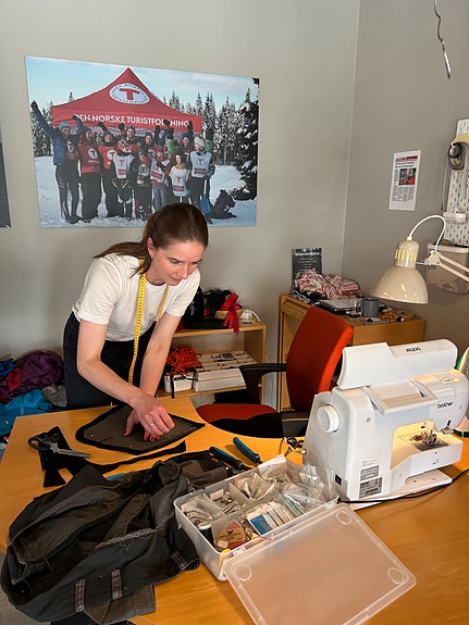 Vi har en egen ansatt som reparerer turklær, ReTuren, en dag i uka i tursenteret.