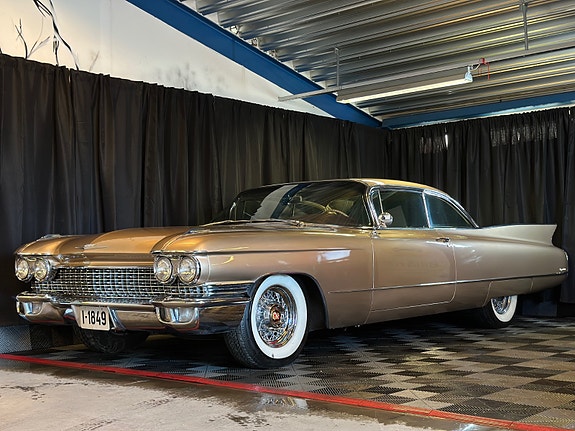Cadillac Deville 2 of 5