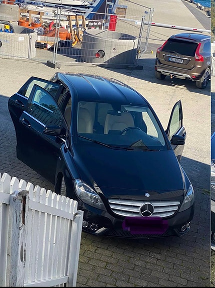 Mercedes-Benz B180 2 of 5