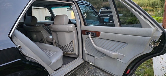 Mercedes-Benz 560 SEL 24 of 28
