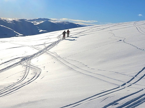Fjella ligg rundt oss.