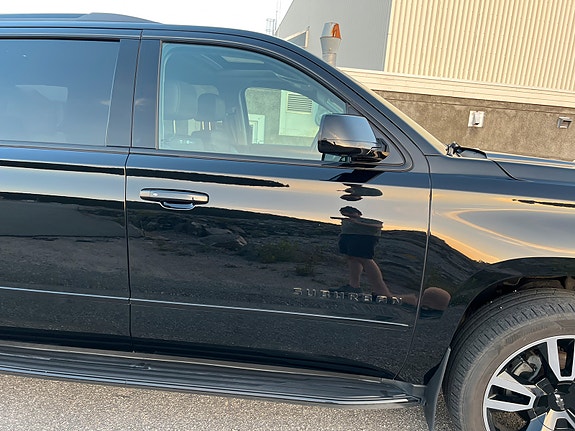 Chevrolet Suburban 16 of 30