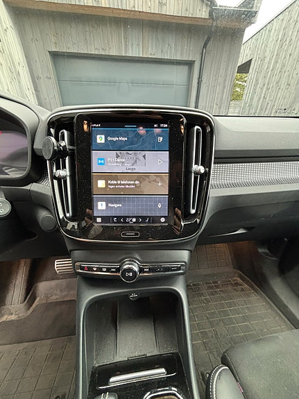 Volvo XC40 2 of 12