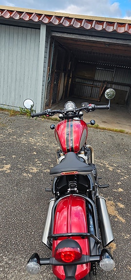 Triumph Bonneville bobber 3 of 5