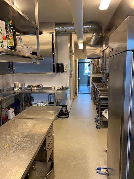 Kjøkken med utsikt innover i baren