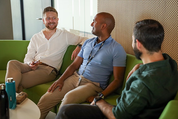 Kolleger som prater sammen