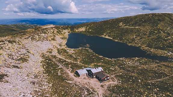 Hyttene ligger vakkert til ved tjernet og kort vei fra toppen av Høgevarde som er et populært turmål.