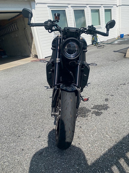 Yamaha XSR 900 2 of 5
