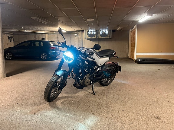Husqvarna Vitpilen 401 3 of 9