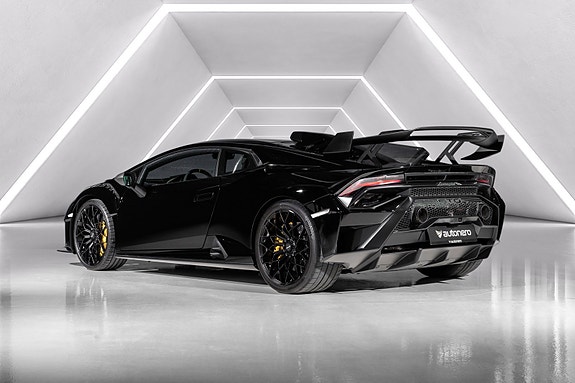 Lamborghini Huracan 2 of 5