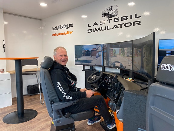 Jan Ove bak rattet i simulatorhengeren vår