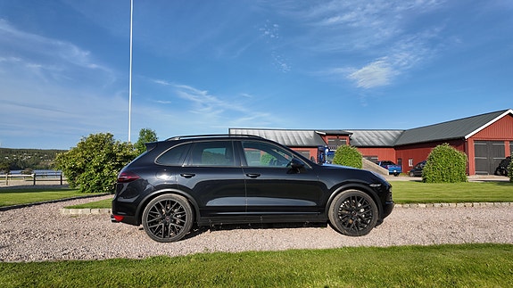 Porsche Cayenne 2 of 5