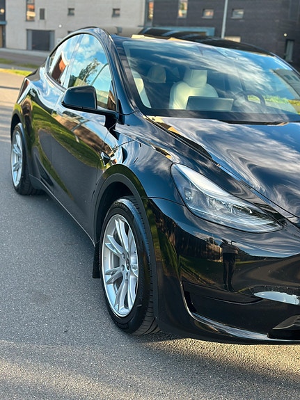Tesla Model Y 5 of 30