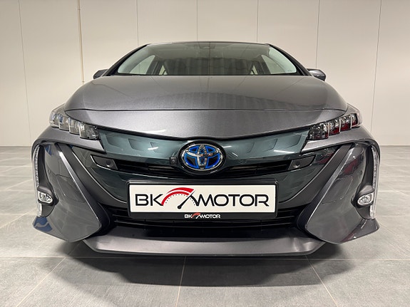 Toyota Prius Plug-in Hybrid 7 of 30