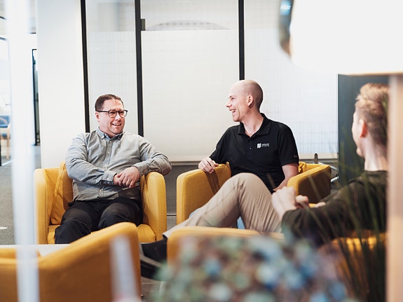 Krister og Jørn hygger seg sammen med Bjørnar i vår fine lokaler!