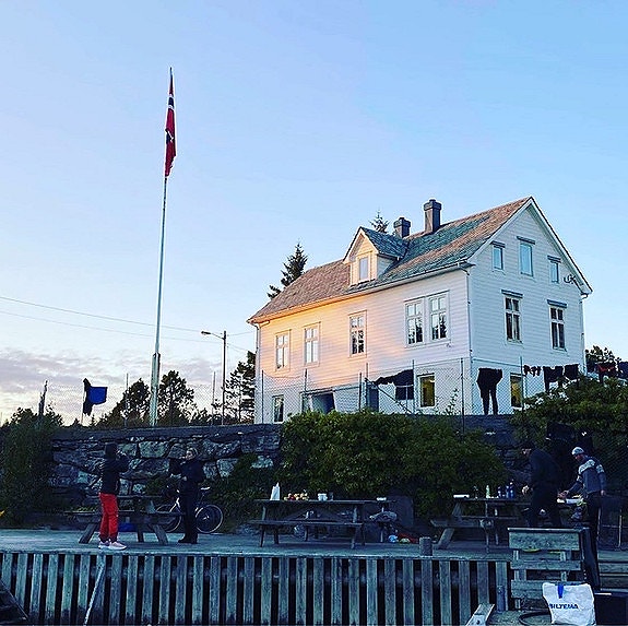 Turlagets første kysthytte; Rongevær kysthytte i Austrheim, Nordhordland