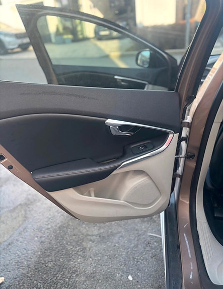 Volvo V40 12 of 18