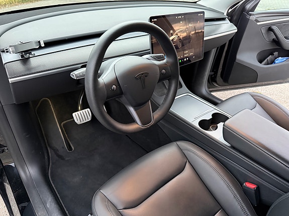 Tesla Model Y 11 of 24