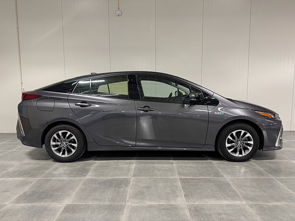 Toyota Prius Plug-in Hybrid 2 of 5