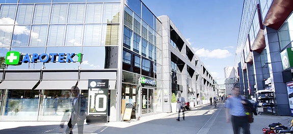 Alti Ullevaal ligger lett tilgjengelig langs Ring 3 og rett i nærheten finnes Tbane og diverse bussruter.