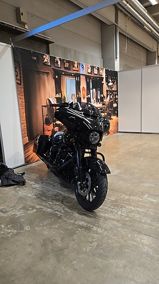 Harley-Davidson Street Glide Special Custom Black Edition 10 of 21