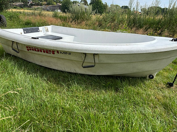 Pent brukt Pioner mini (8 fot) med Yamaha 4 hk, 4-takter, selges 3 of 5