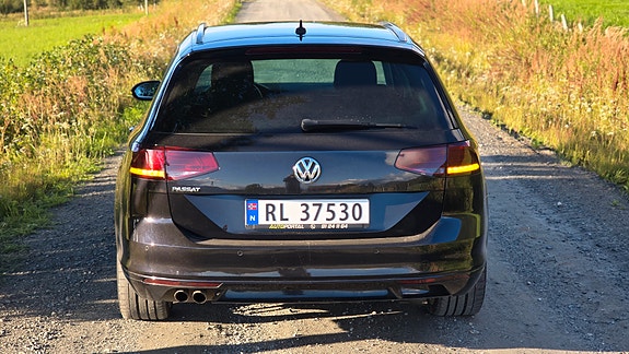 Volkswagen Passat 13 of 30