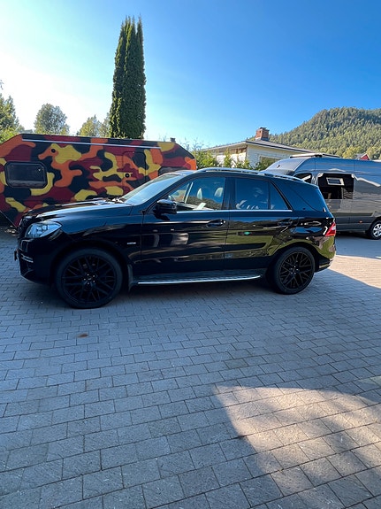 Mercedes-Benz ML250 3 of 26