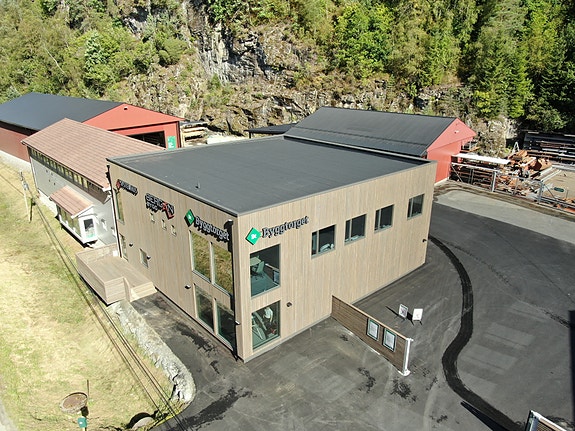 Administrasjonsbygg, lager og butikk i Lonevåg.