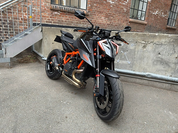 KTM 1290 Super Duke R 3 of 29
