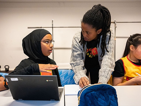 Sandra med jentene på vektrommet