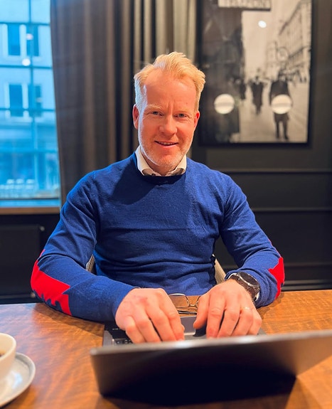 Vi tror på fleksibilitet, mennesket bak kompetansen og et levende verdigrunnlag.
Hos oss er ikke verdiene bare ord – de preger måten vi jobber sammen på.