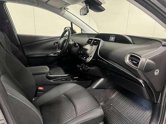 Toyota Prius Plug-in Hybrid 30 of 30