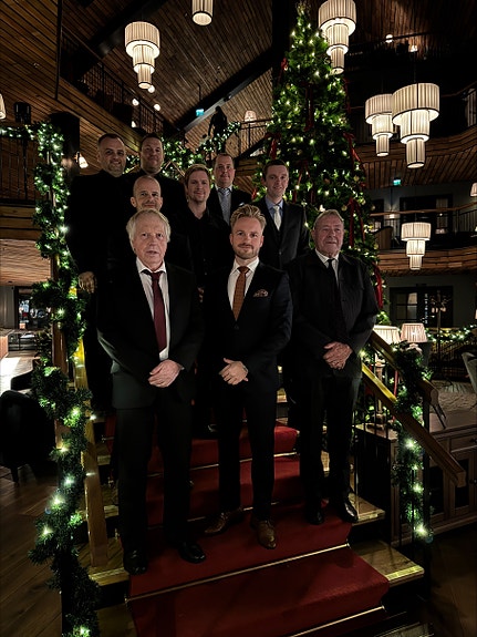 Bilde av styret med tilsette på julebord i 2024